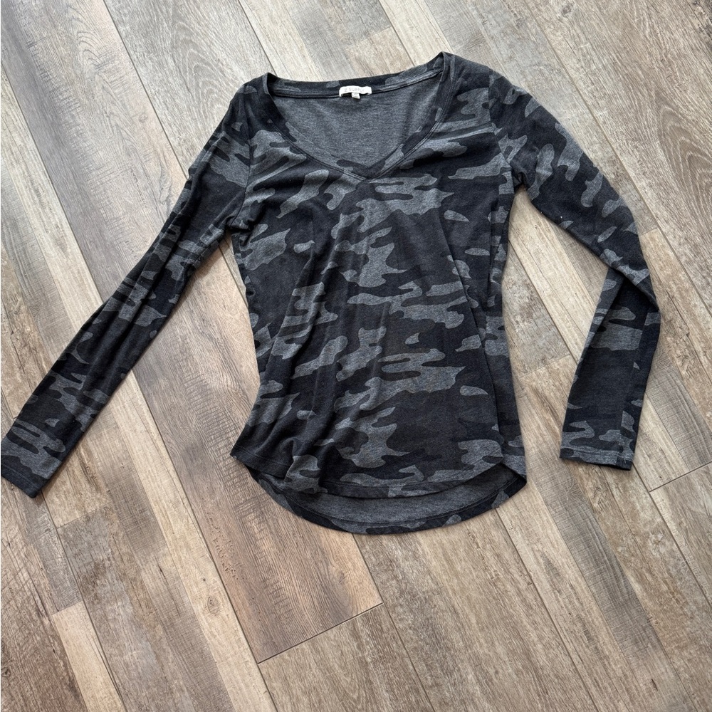 Z Supply black & gray camo long sleeved t-shirt size xs